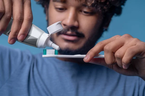 Koncentrerad man förbereder sig för tandborstning — Stockfoto