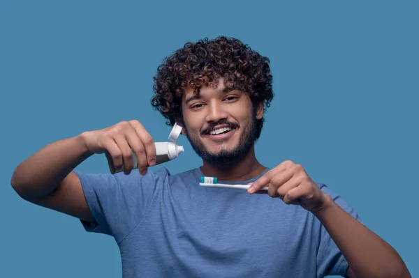 Leende kille poserar för kameran före tandborstningen — Stockfoto