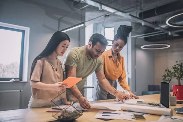 Chica con tableta y colegas con diagrama. — Foto de Stock