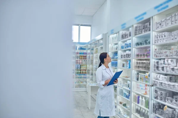 Farmacéutico revisando medicamentos en una farmacia —  Fotos de Stock