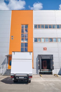 Depoya park edilmiş arabanın arka görüntüsü.