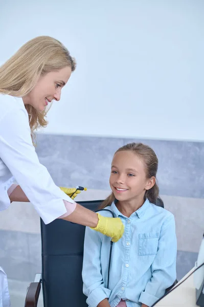 Vrouw voorbereiding meisje voor gehoortest — Stockfoto