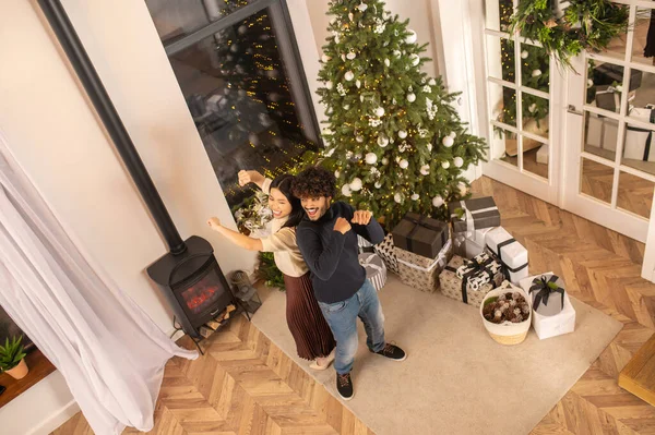 Vista superior de la mujer y el hombre bailando divertirse — Foto de Stock