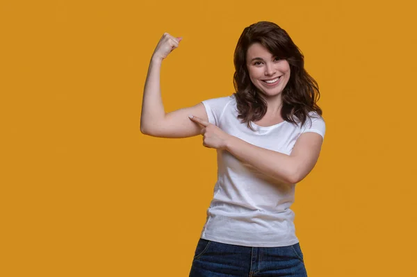 Energetica signora sportiva flettendo i muscoli del braccio — Foto Stock