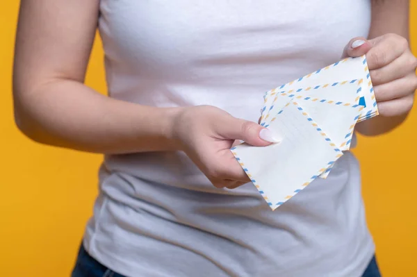 Female hands demonstrating unsent mail before the camera — ストック写真