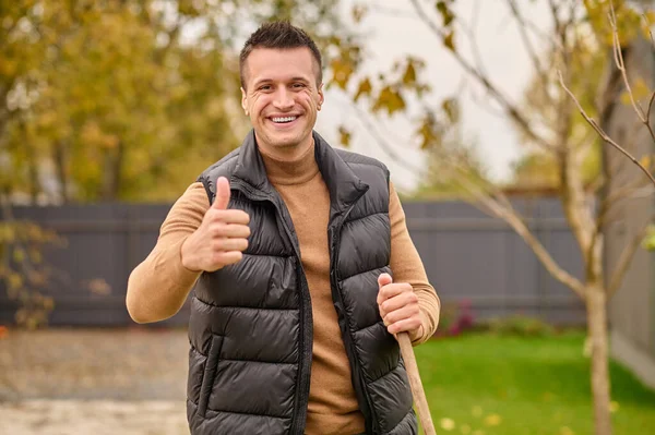 Man standing in garden showing ok gesture looking at camera — Stock Photo, Image