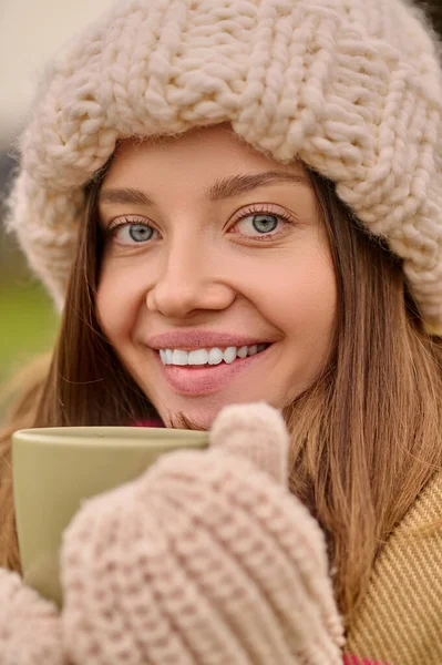 Gros plan femme avec tasse regardant la caméra — Photo