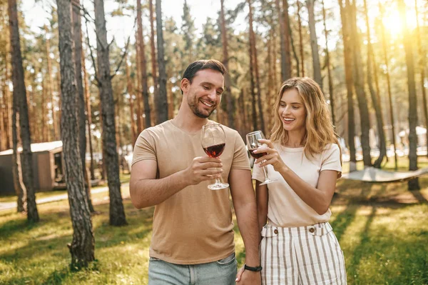 Feliz pareja buscando en amor mientras celebrando su aniversario — Foto de Stock