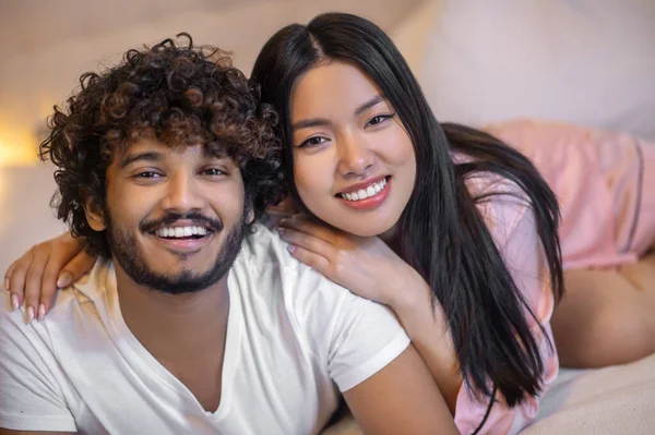 Close-up man and woman smiling at camera — Stockfoto