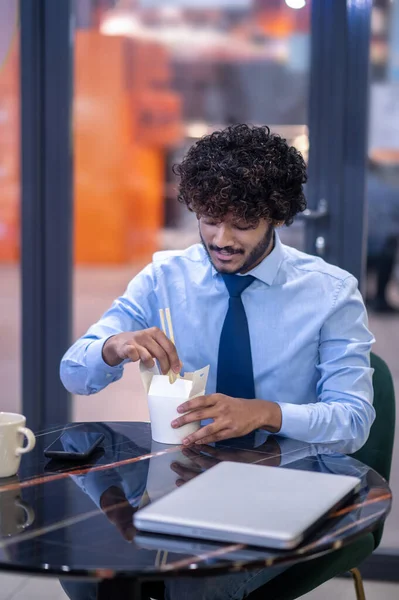 Businessman having his lunch at working place — стоковое фото