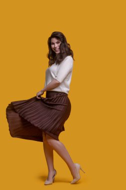 Yüksek topuklularla dans eden neşeli, zarif bir bayan.