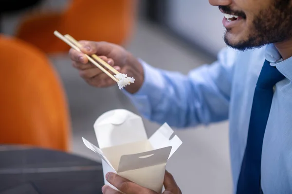 Empresario almorzando en el lugar de trabajo — Foto de Stock