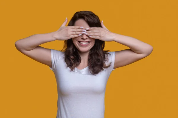 Veselá žena oblečená v neformálním oblečení skrývajícím svou tvář — Stock fotografie