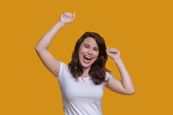 Mujer contenta sonriente demostrando sus emociones positivas — Foto de Stock