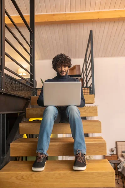 Nízký úhel muž sedí na schodech pracuje na notebooku — Stock fotografie