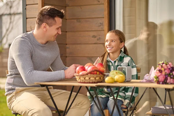 Papa en dochter praten aan tafel op veranda — Stockfoto