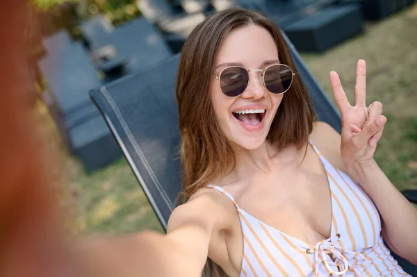 Feliz excitada joven mujer haciendo selfie —  Fotos de Stock