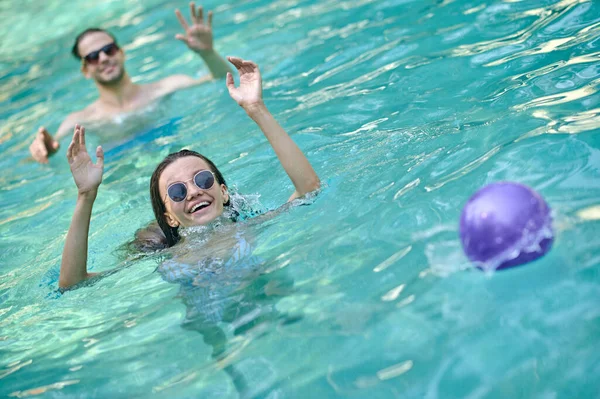 Young people having fun and enjoying at the swimming pool — Stock Photo, Image