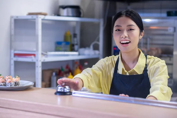 Joven asiática chica en el mostrador en el café — Foto de Stock