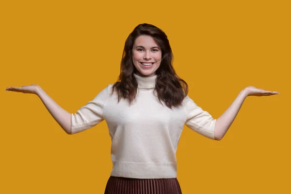 Cute lady with a radiant smile showing the hand gesture — Zdjęcie stockowe