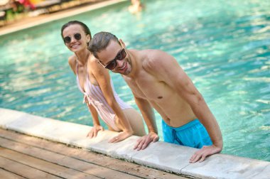 Gençler havuzda eğleniyor ve eğleniyorlar.