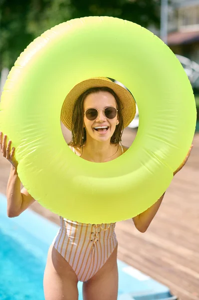 Pretty smiling woman with a tube feeling cheerful — Φωτογραφία Αρχείου