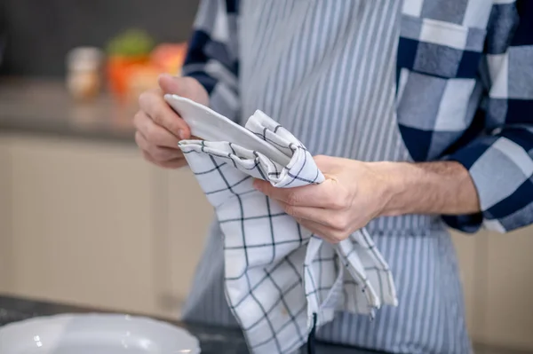 Male hands wiping plate with napkin — Fotografia de Stock