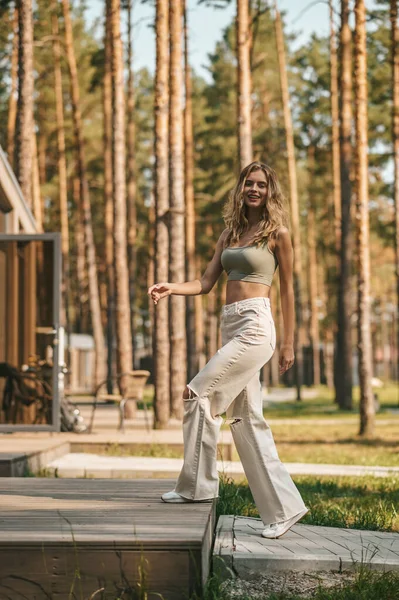 Mujer rubia bastante joven pasar tiempo al aire libre y sentirse relajado — Foto de Stock