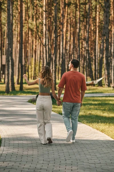 Jeune couple passant du temps ensemble dans le parc — Photo