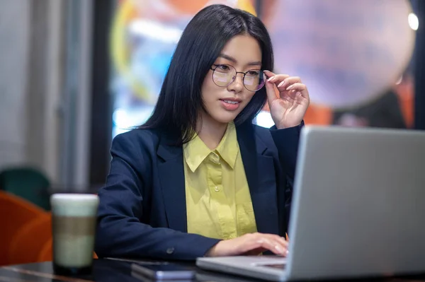 Asian business woman in the office working on a laptop — Stock Fotó