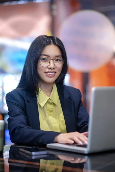 Asian business woman in the office working on a laptop — 图库照片