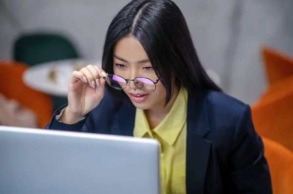 Asian business woman in the office working on a laptop — Stock Fotó