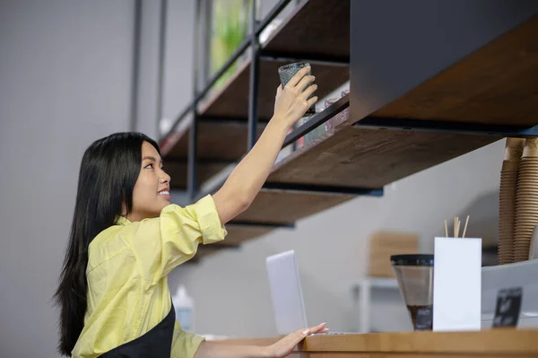 Asian young woman writing menu on a board in a cafe — Foto de Stock