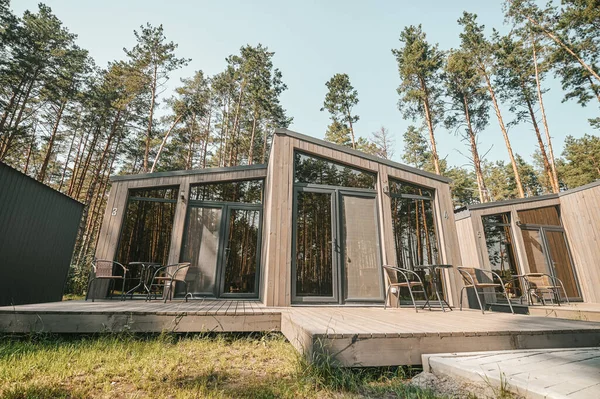 Picture of a wooden building in the forest — Fotografia de Stock