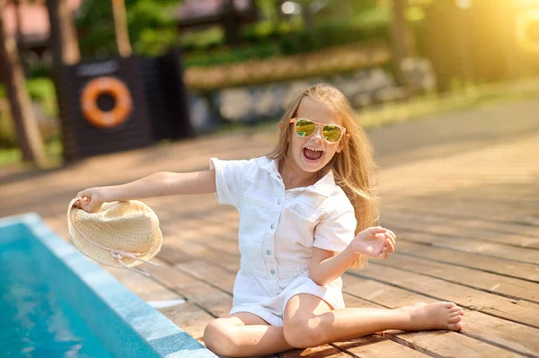 Симпатична блондинка грає біля басейну — стокове фото