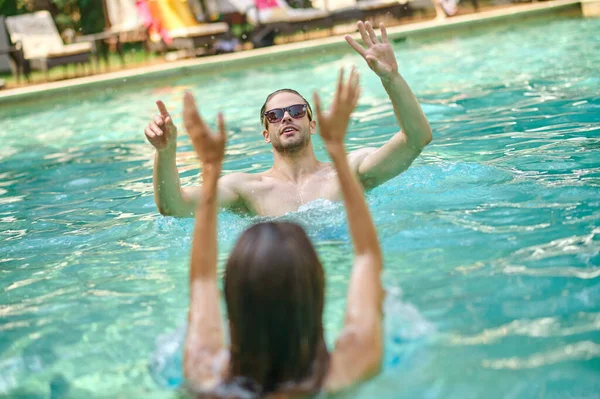 Gençler havuzda eğleniyor ve eğleniyorlar. — Stok fotoğraf
