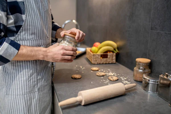 Tangan manusia dalam botol pembukaan irisan almond — Stok Foto