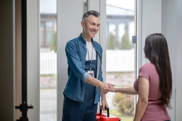 Waist up man and woman shaking hands standing indoors — Stock Photo, Image