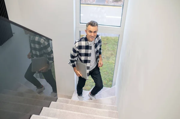 Ovanifrån av man på trappor tittar på kameran — Stockfoto