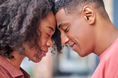 Yüzlere dokunan kadın ve erkeğin profilini kapat