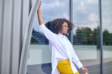 Sokakta el ele tutuşan kadın profili