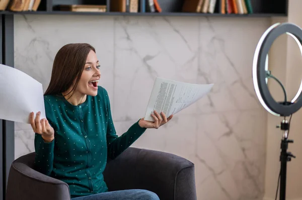 Spännande ung kvinna som genomför en online tutorial — Stockfoto