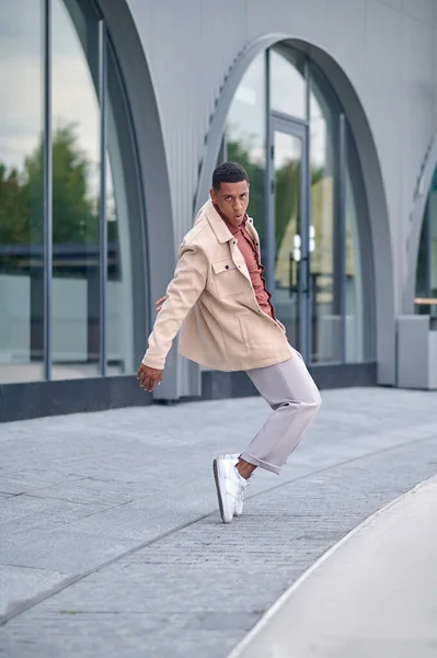Homem em bicos de pés em movimento de dança na rua — Fotografia de Stock