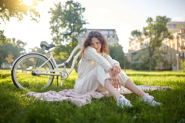공원의 풀 위에서 휴식을 취한 어린 소녀 — 스톡 사진