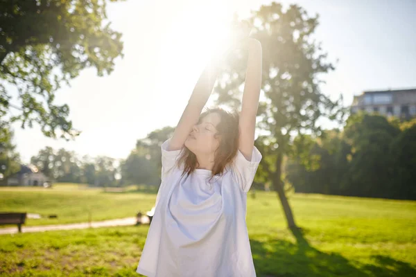 Молодая девушка наслаждается солнечным утром в парке — стоковое фото