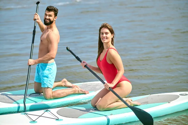 Deux personnes kayak et regarder apprécié — Photo
