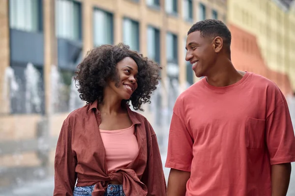 Homem e mulher de pele escura olhando um para o outro — Fotografia de Stock