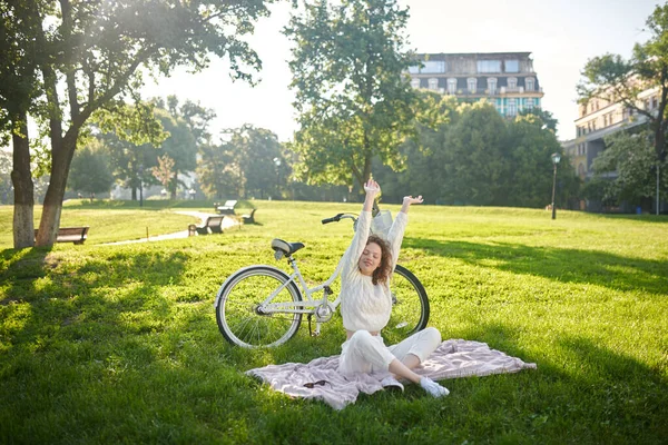Расслабленная девушка на траве в парке — стоковое фото