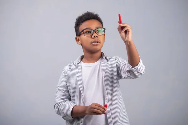 Söt pojke i glasögon koncentrerade sig på sina tankar — Stockfoto