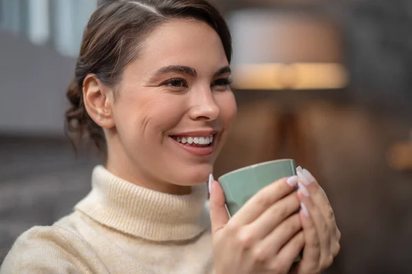 Щаслива мила леді насолоджується кавовою перервою — стокове фото